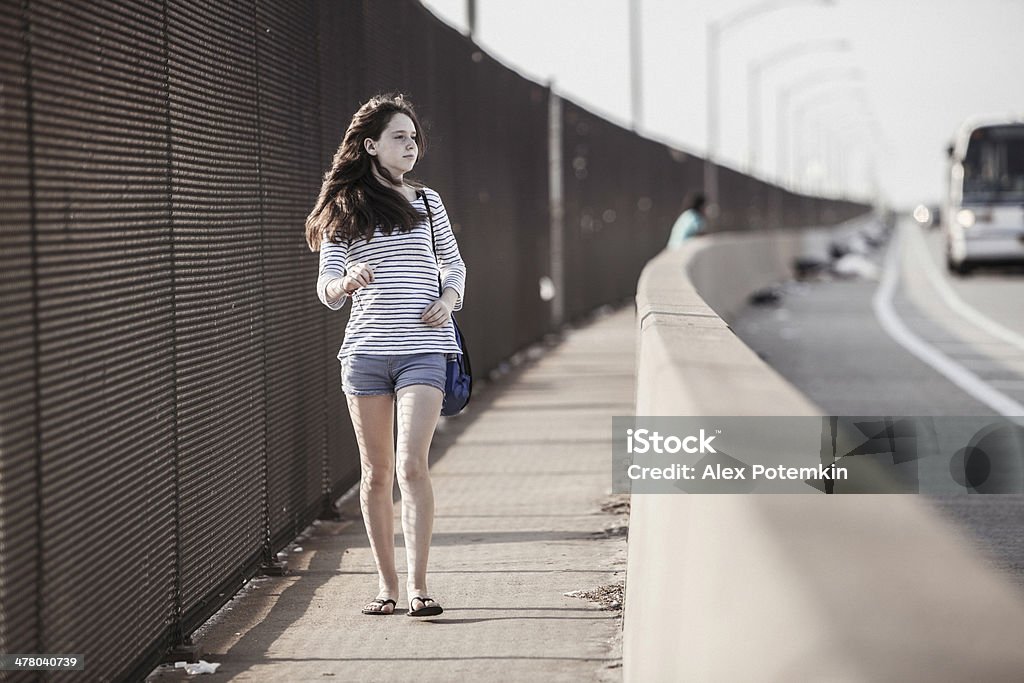 Teenager Mädchen zu Fuß über eine Brücke in die industrial zone - Lizenzfrei Brücke Stock-Foto