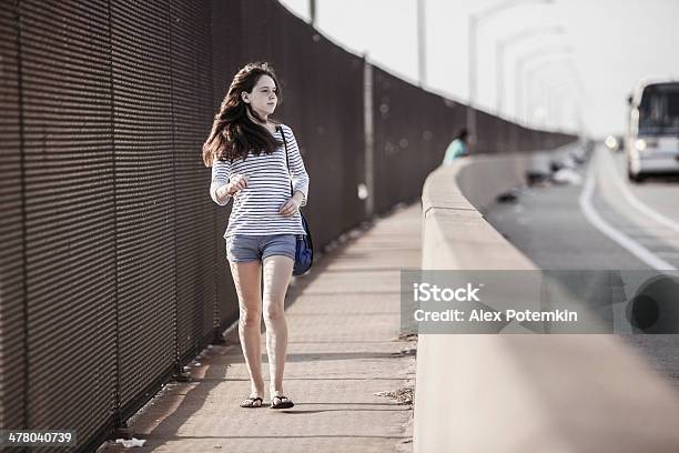 Photo libre de droit de Adolescent Fille Marche Sur Un Pont Dans La Zone Industrielle banque d'images et plus d'images libres de droit de Adolescence