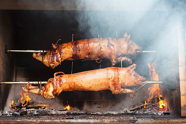 porco - roasted spit roasted roast pork barbecue grill - fotografias e filmes do acervo