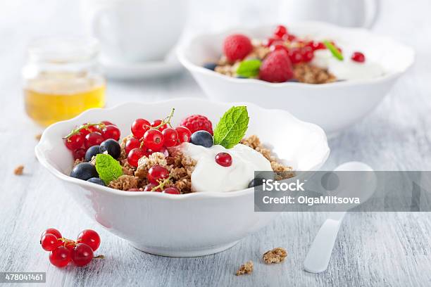 Gesundes Frühstück Mit Joghurt Und Müsli Stockfoto und mehr Bilder von Abnehmen - Abnehmen, Amerikanische Heidelbeere, Beere - Obst