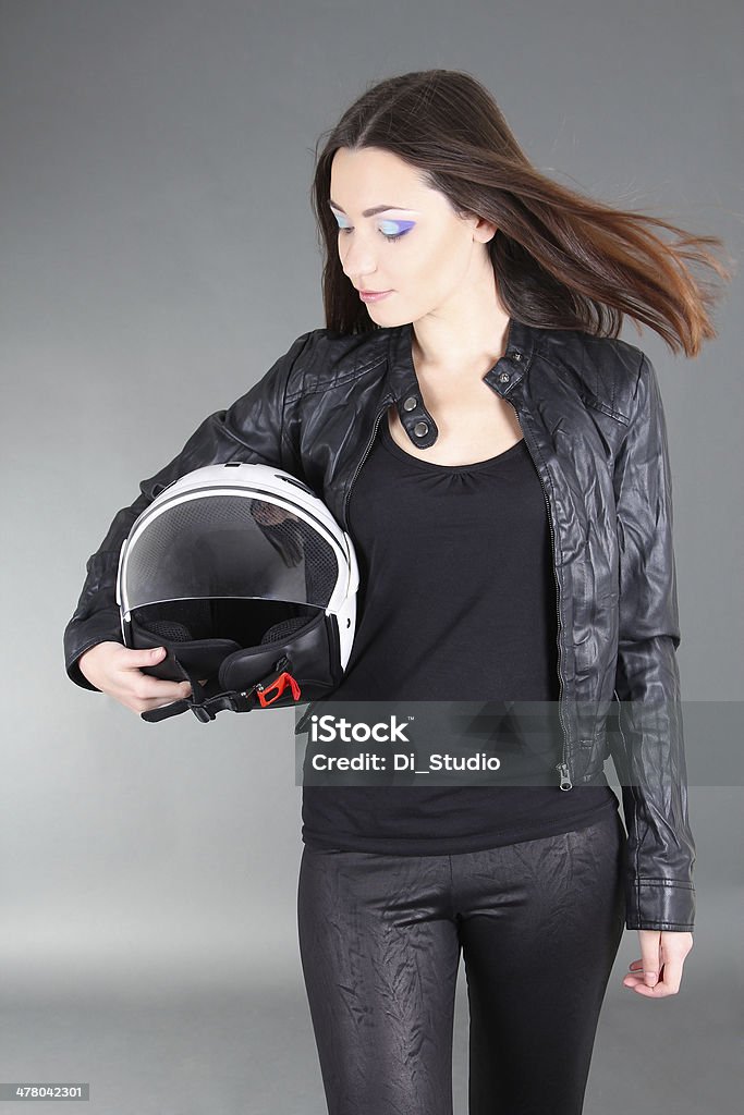 젊고 예쁜 가진 여자 헬멧 손 - 로열티 프리 스포츠 헬멧 스톡 사진