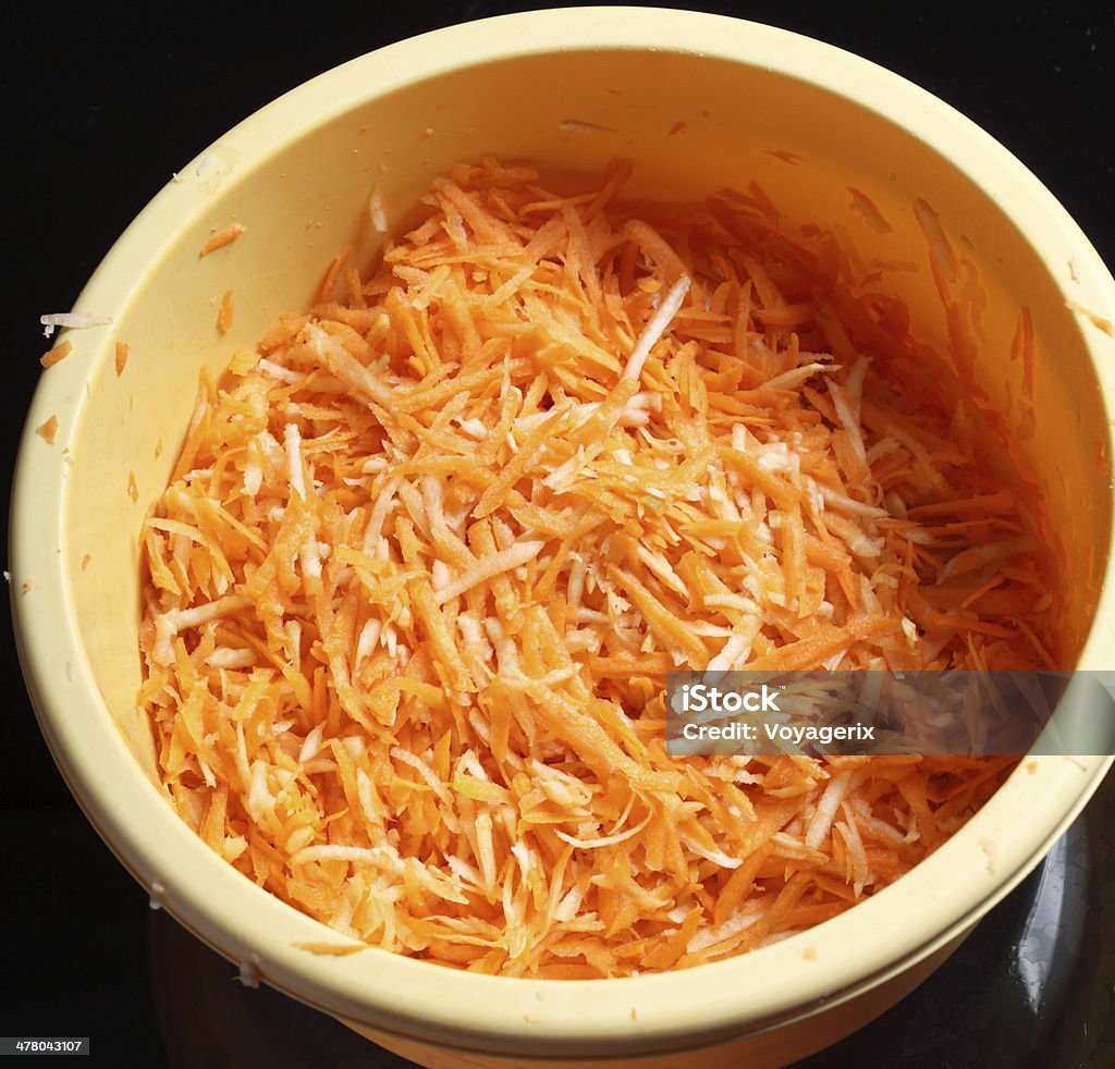Zanahorias ralladas en un tazón de ensalada de verduras - Foto de stock de Alimento libre de derechos
