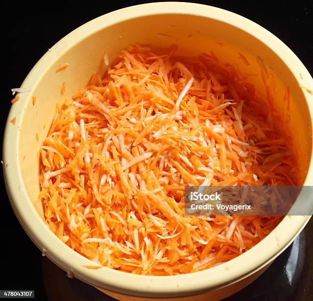 Zanahorias Ralladas En Un Tazón De Ensalada De Verduras Foto de stock y más banco de imágenes de Alimento