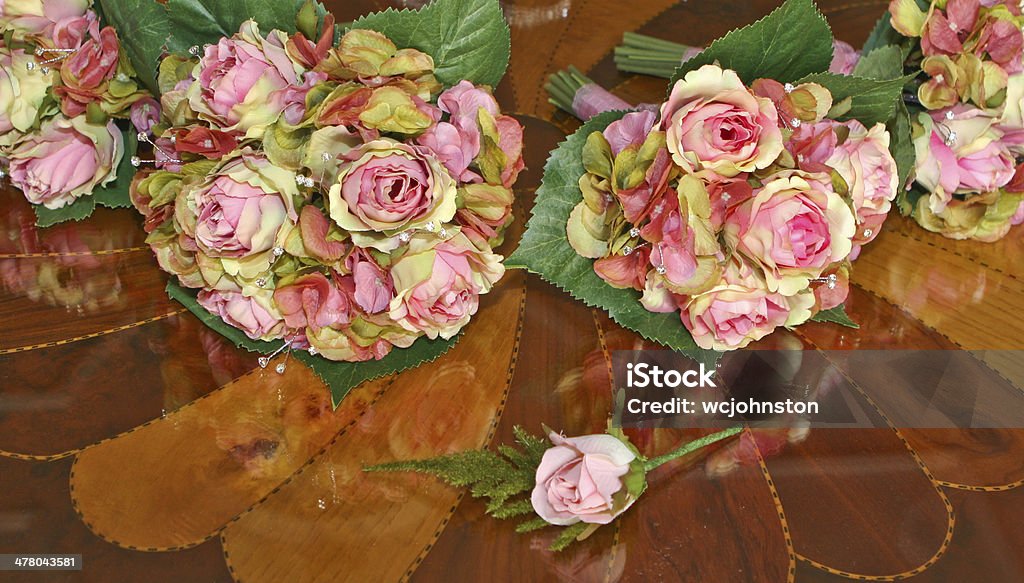 Seta, petali di rose Bouquet da sposa - Foto stock royalty-free di Bouquet