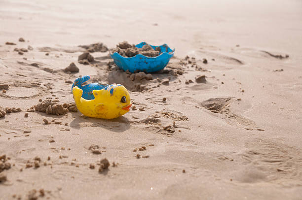 Giocattoli sulla spiaggia - foto stock