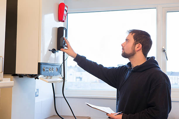 engenheiro de manutenção de caldeiras para aquecimento central - water heater installing boiler radiator imagens e fotografias de stock