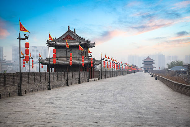 xian cidade antiga muralha pelo anoitecer - xian fotos imagens e fotografias de stock