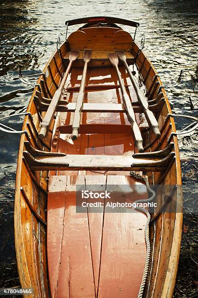 Barco De Remos En Ambleside Foto de stock y más banco de imágenes de Agua - Agua, Amarillo - Color, Amarrado
