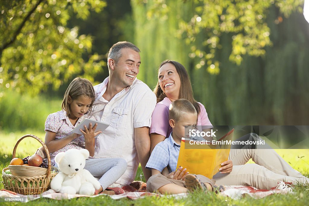 Familia de un Picnic en el parque - Foto de stock de Adulto libre de derechos