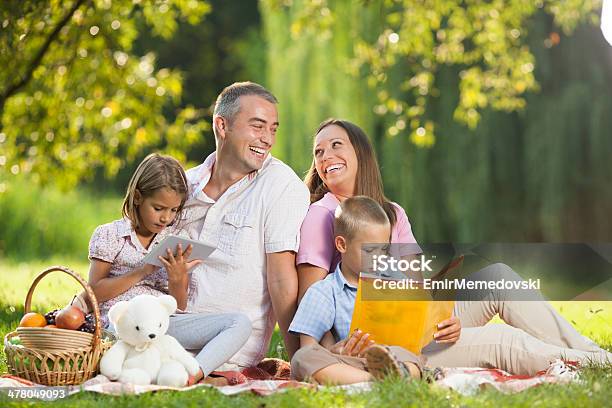 Familia De Un Picnic En El Parque Foto de stock y más banco de imágenes de Adulto - Adulto, Aire libre, Alegre