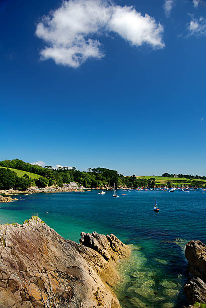 costa resistente e vela barcos de lizrd ponto cornualha inglaterra - lizard point imagens e fotografias de stock