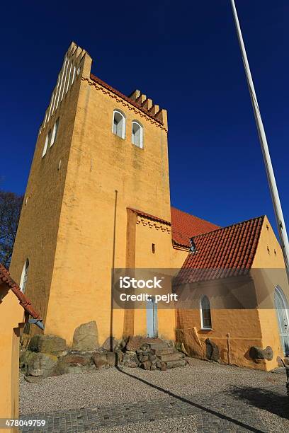 Solrød Kirke Parish Igreja - Fotografias de stock e mais imagens de Aldeia - Aldeia, Amarelo, Arquitetura