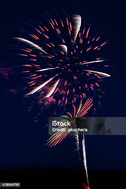 Vermelho Branco E Azul Fogos De Artifício - Fotografias de stock e mais imagens de Ao Ar Livre - Ao Ar Livre, Comemoração - Conceito, Dia da Independência