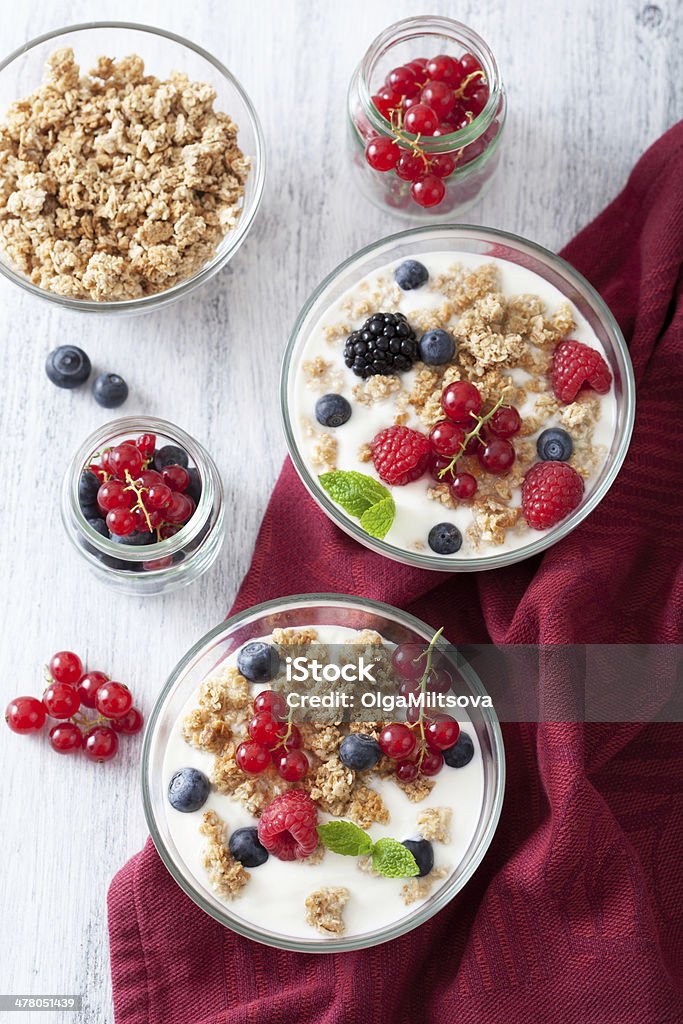 Petit déjeuner équilibré avec yaourt, muesli et - Photo de Aliment libre de droits