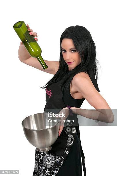Donna Chef Cucinare Con Vino - Fotografie stock e altre immagini di Adulto - Adulto, Bellezza, Bibita