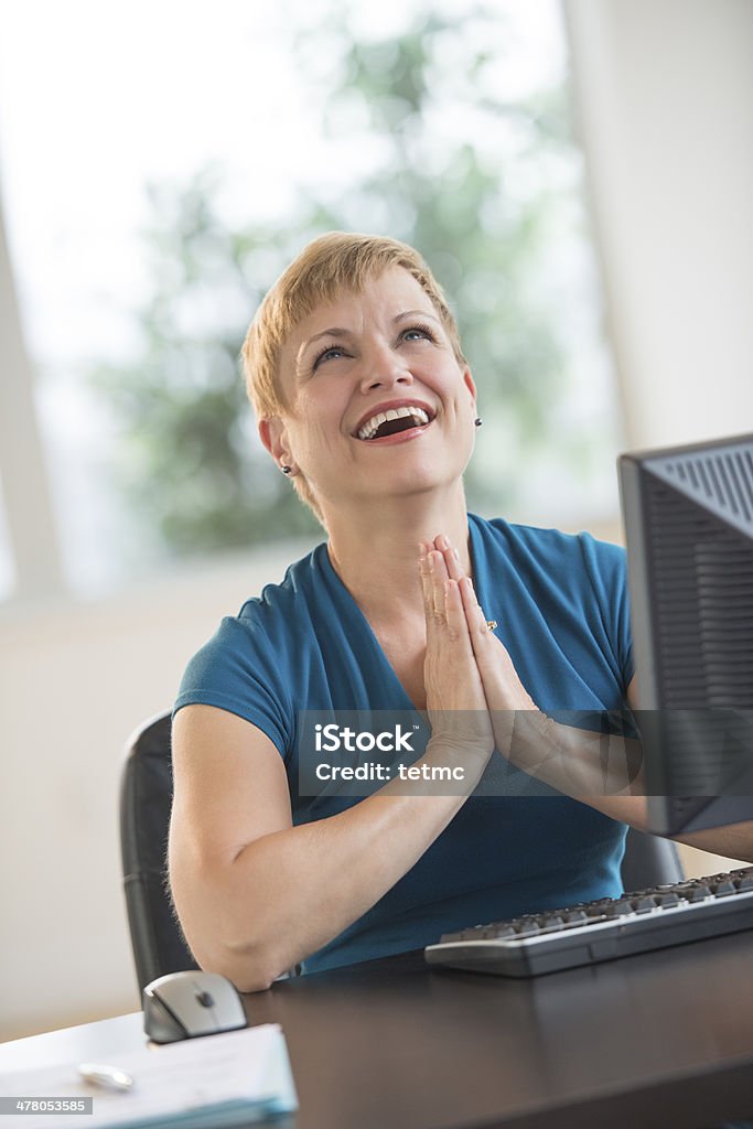 행복함 치도 기도하기, 사무용 책상 - 로열티 프리 50-54세 스톡 사진
