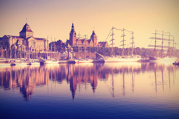 estilo vintage de los barcos de vela en sunrise en el puerto. - odra river fotografías e imágenes de stock