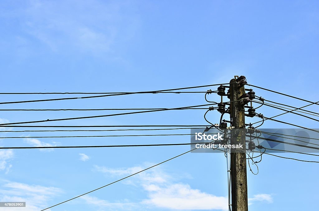 Электрический столб с небесно-голубой - Стоковые фото Без людей роялти-фри