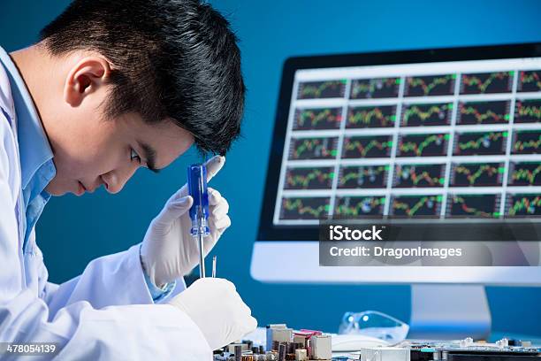 Foto de Técnico Sala De Trabalho e mais fotos de stock de Adulto - Adulto, Asiático e indiano, Chave de fenda