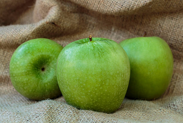 зеленые яблоки гренни смит - granny smith apple стоковые фото и изображения