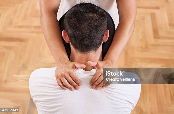 Massage Von Rücken Stockfoto und mehr Bilder von Stuhl - Stuhl, Massieren, Massagestuhl