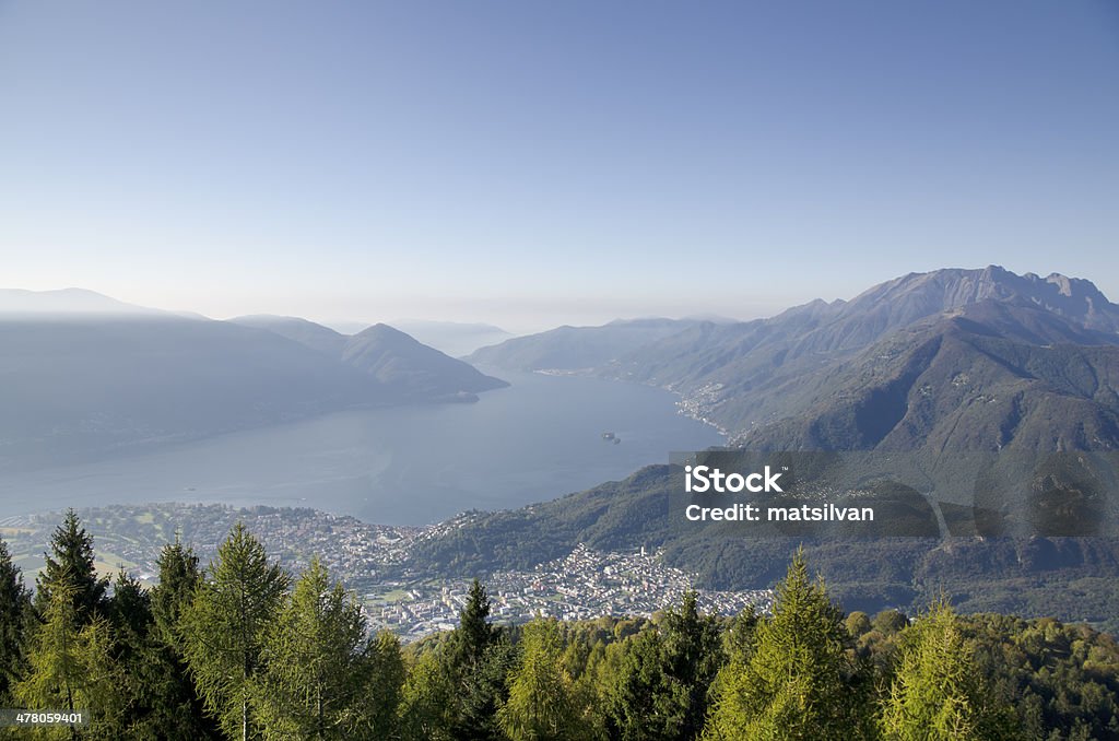 パノラマに広がる山の風景や�高山湖 - アスコナのロイヤリティフリーストックフォト