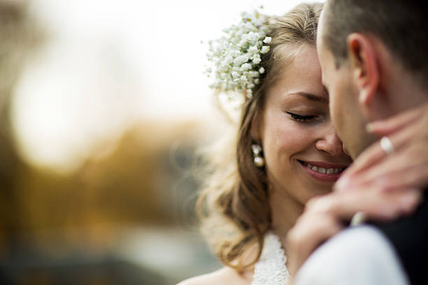 คู่ที่สวยงาม - bridegroom ภาพสต็อก ภาพถ่ายและรูปภาพปลอดค่าลิขสิทธิ์