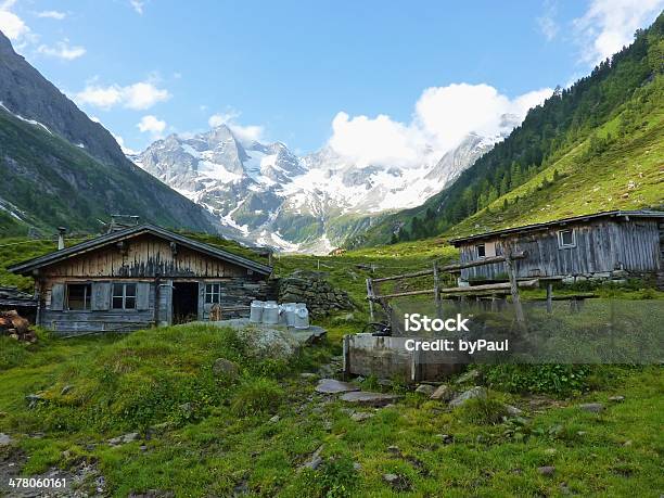 Foto de Mountain Huts Com Glacier Ao Fundo e mais fotos de stock de Carinthia - Carinthia, Cena de tranquilidade, Choupana