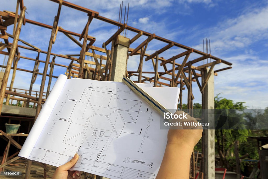 Desenhos de arquitetura na mão na construção de casa de fundo com - Foto de stock de Arquiteto royalty-free