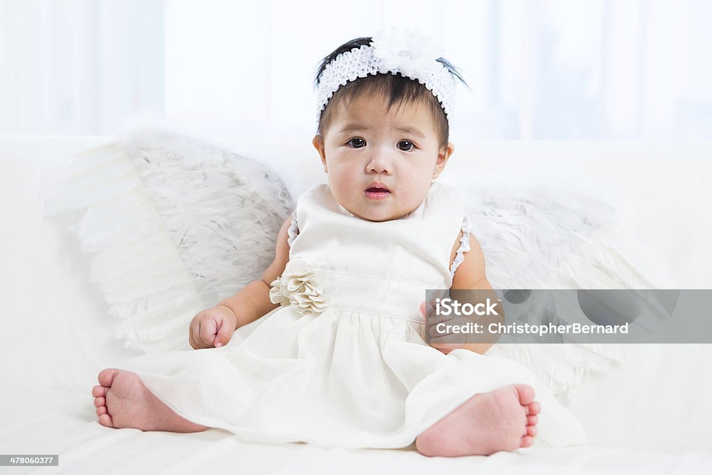 6 mesi per bambina con le ali di angelo - Foto stock royalty-free di Angelo