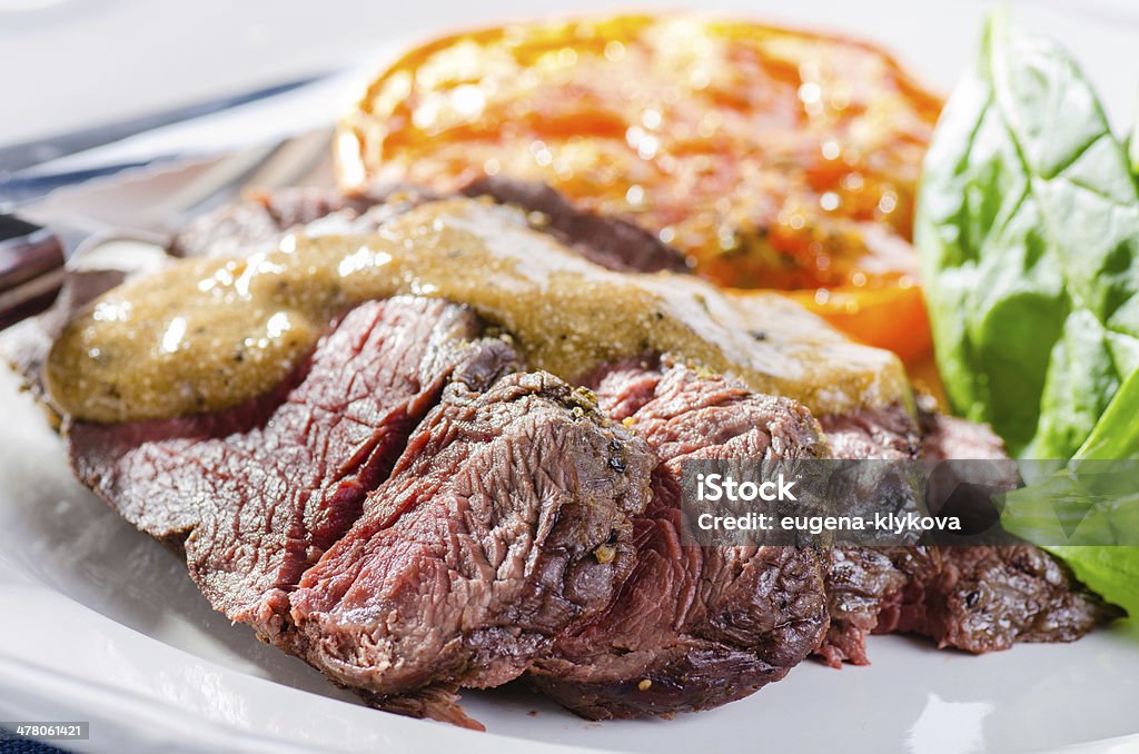 Roastbeef com salada, tomate Assado e Molho de Pimenta - Royalty-free Alface Foto de stock