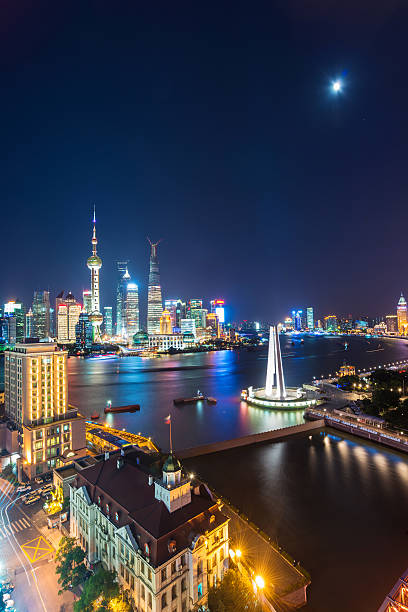 scena notturna di shanghai - travel urban scene blurred motion shanghai foto e immagini stock