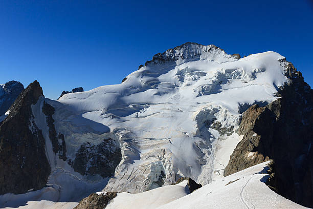 barre des ecrins - crevasse glacier snow european alps photos et images de collection