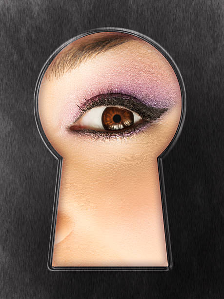 femme curiosité - keyhole peeking human eye curiosity photos et images de collection