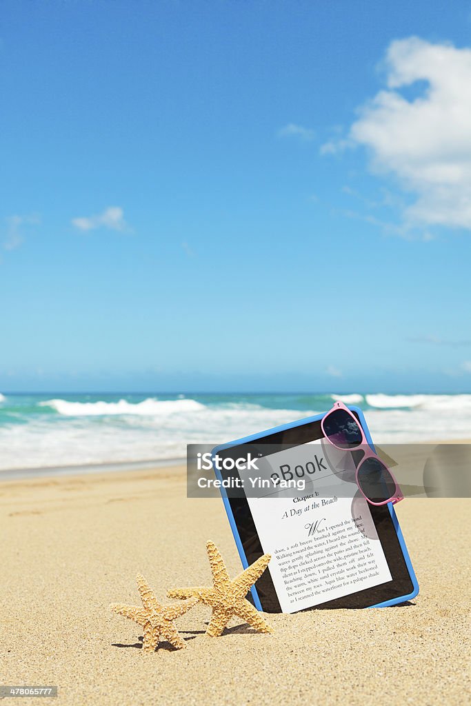 E-book Sommer lesen am Strand - Lizenzfrei E-Book-Reader Stock-Foto