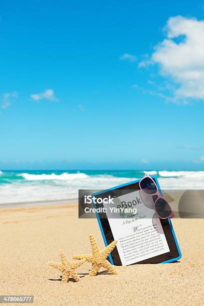 Ebook Sommer Lesen Am Strand Stockfoto und mehr Bilder von E-Book-Reader - E-Book-Reader, Strand, Buch