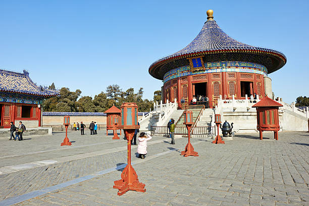 touristes dans le temple du ciel - beijing temple of heaven temple door photos et images de collection