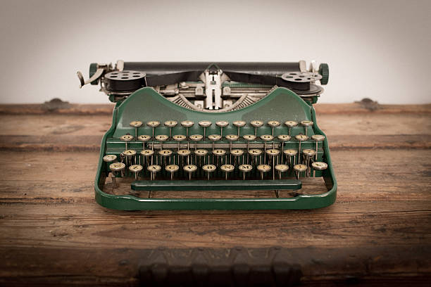 imagem a cores verde, vintage manual de máquina de escrever - typewriter old sepia toned nostalgia - fotografias e filmes do acervo