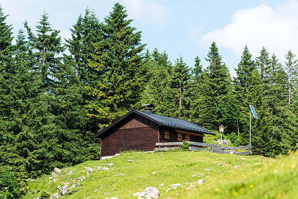 山の隠れ家、ソーラーパネル - solar panel alternative energy chalet european alps ストックフォトと画像