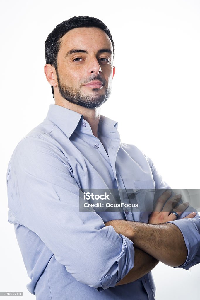 Giovane uomo braccia piegate isolato su sfondo bianco - Foto stock royalty-free di Abbigliamento casual