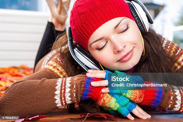 Otoñomujer Con Auriculares En La Terraza Foto de stock y más banco de imágenes de 20-24 años - 20-24 años, 25-29 años, A la moda