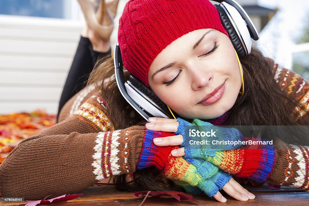 Automne-Femme avec casque sur la terrasse - Photo de 20-24 ans libre de droits