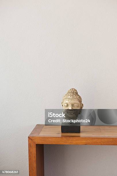 Будда Голову Перед Серая Стена — стоковые фотографии и другие картинки Бежевый - Бежевый, Будда, В помещении