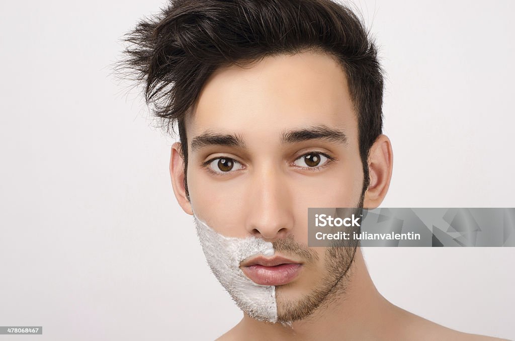 Młody człowiek golenie jego beard - Zbiór zdjęć royalty-free (Broda)
