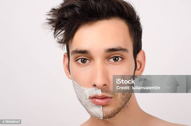 Młody Człowiek Golenie Jego Beard - zdjęcia stockowe i więcej obrazów Broda - Broda, Brązowe włosy, Ciąć