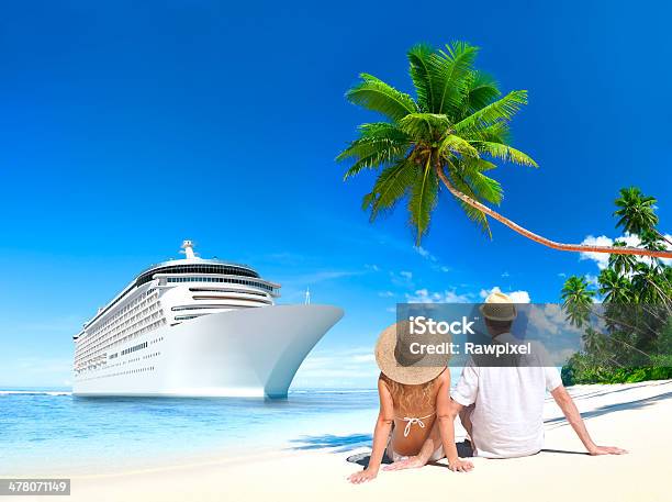 Liebe Paar Sitzt Am Strand Stockfoto und mehr Bilder von Frauen - Frauen, Bikini, Blau