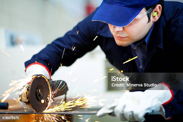 Operaio Rettifica Una Placca In Metallo - Fotografie stock e altre immagini di Rettificatrice - Attrezzatura industriale - Rettificatrice - Attrezzatura industriale, Tagliare, Acciaio