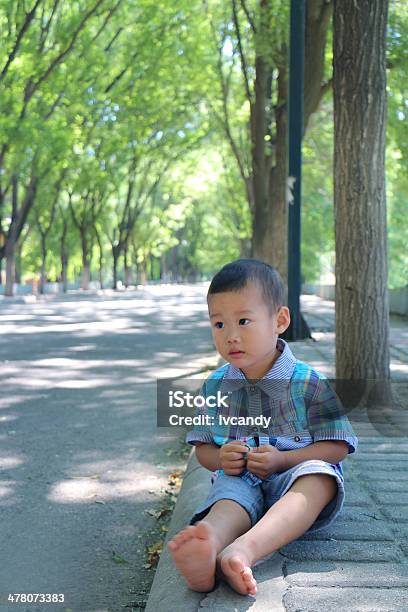 Chinesische Junge In Boulevard Stockfoto und mehr Bilder von 2-3 Jahre - 2-3 Jahre, Asien, Baum