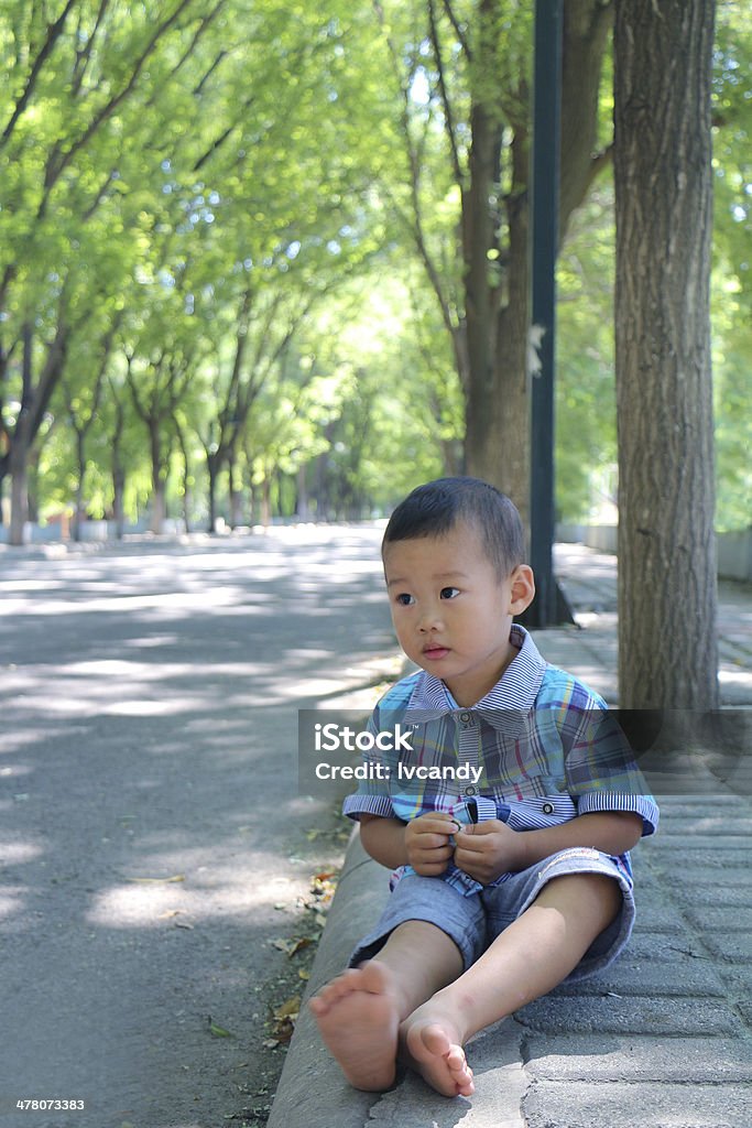 Chiński Chłopiec w boulevard - Zbiór zdjęć royalty-free (2-3 lata)