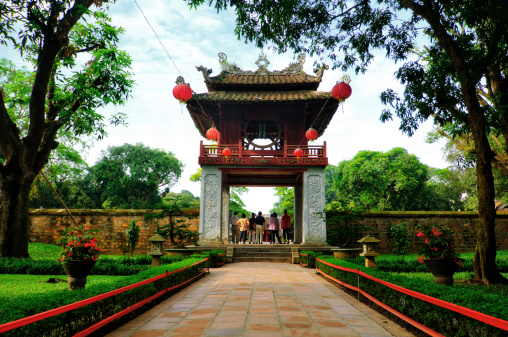 La hermosa entrada del templo de bibliografía (Van Mieu) Hanoi photo